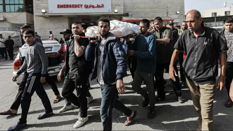 Personas palestinas cargan con los muertos que han dejado los ataques israelíes en la Franja de Gaza, a 24 de abril de 2024.